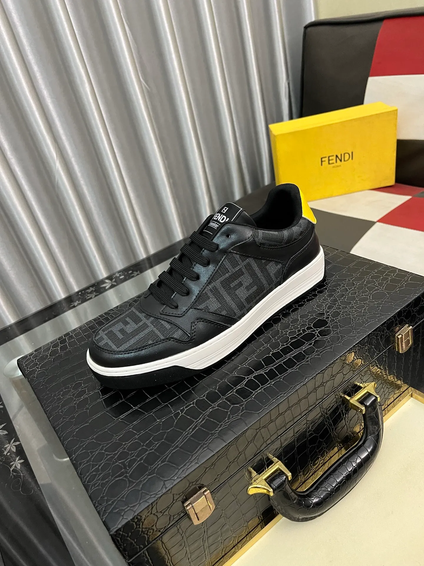 Men's Men's Shoes💰420⌚️⌚️[Fendi] Fendi's latest casual shoes for men! Available at counters simultaneously! A one-to-one replica of the original. Made entirely of imported top-grain calfskin, the interior is made of top-grain water-dyed cowhide, and the original factory-supplied rubber outsole. Leading new fashion concepts. Matching code: 38-443️⃣Colors available